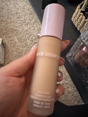 Kylie Cosmetics Power Plush Longwear Foundation - Beige with Pink Cap shade 3N